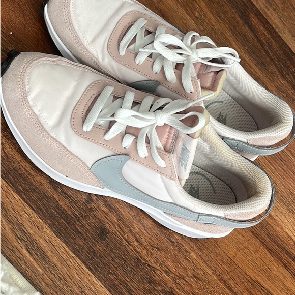 Women Nike Waffle Sneakers 8.5 - Picture 2 of 4